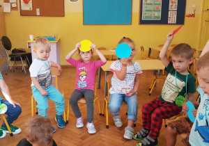 zabawa z kropkami – dzieci podnoszą do góry kolorowe kropki, które znalazły w klasie